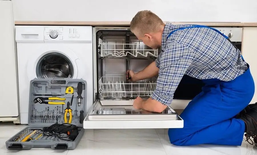 Kuyucak Vaillant servisi teknisyen ekibi beyaz eşya tamiri yaparken